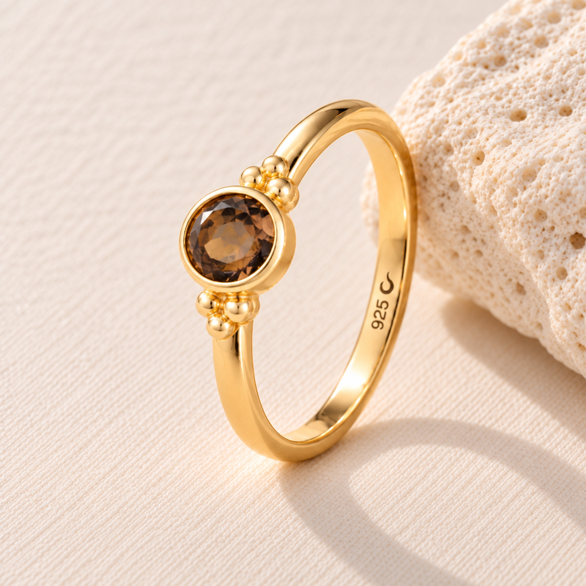 Ava Rauchquarz Ring Golden