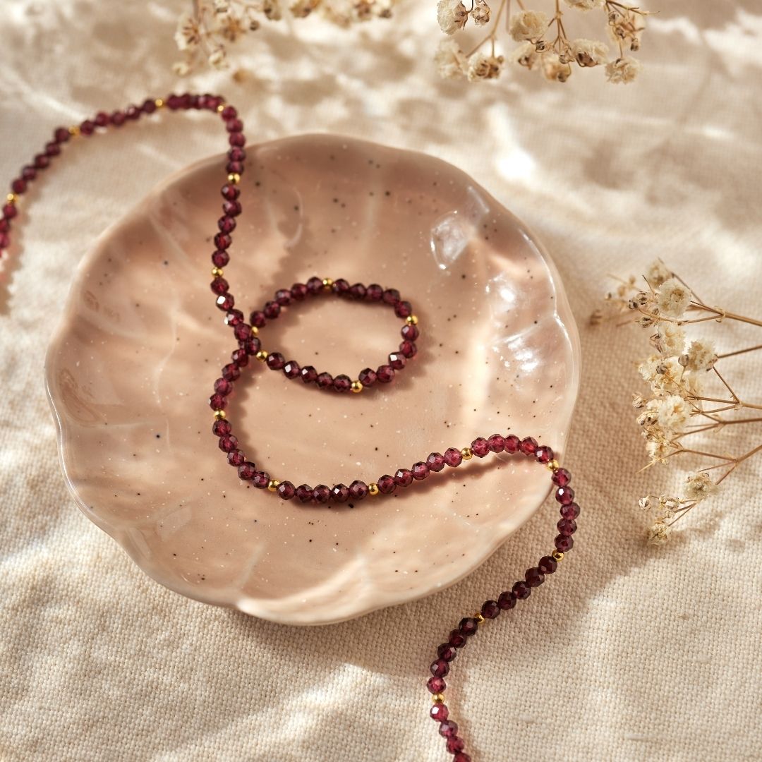 "Graceful. Grounded. Powerful" Granat Kette Golden