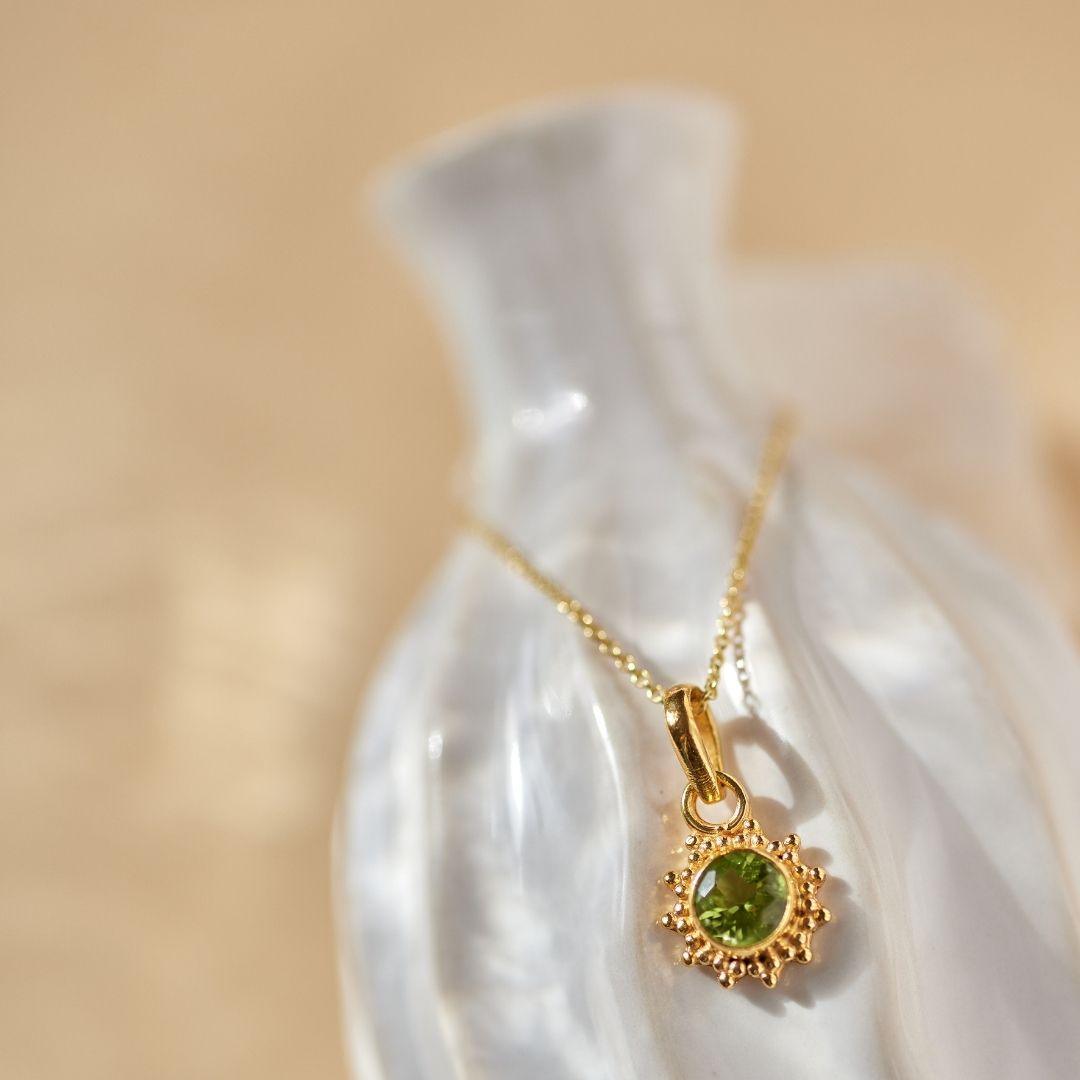 Indische Sonne Peridot Charm Golden