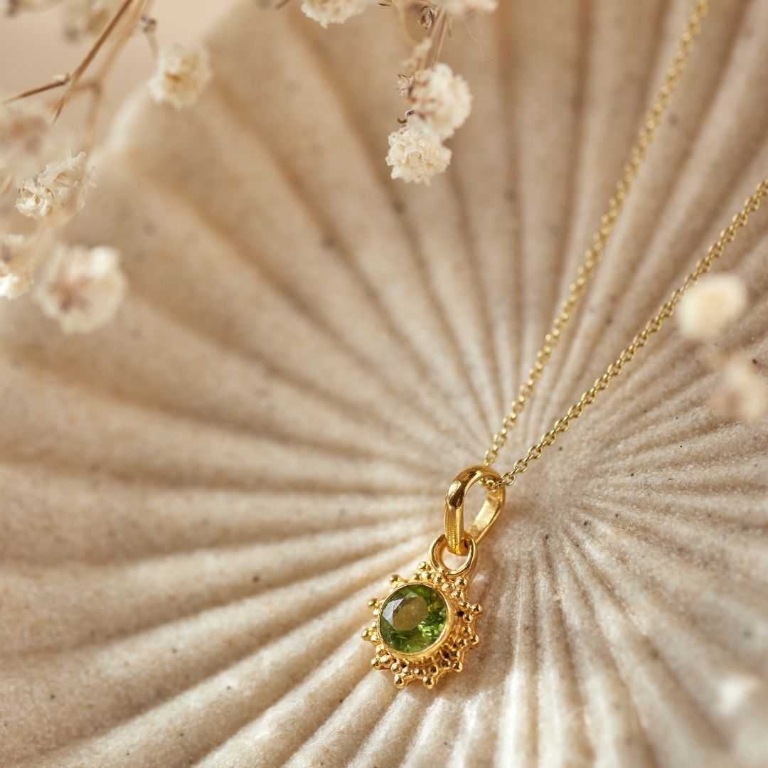 Indische Sonne Peridot Charm Golden