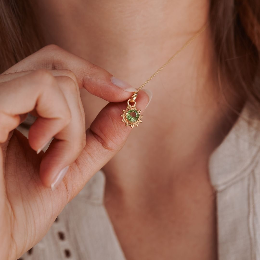 Indische Sonne Peridot Charm Golden