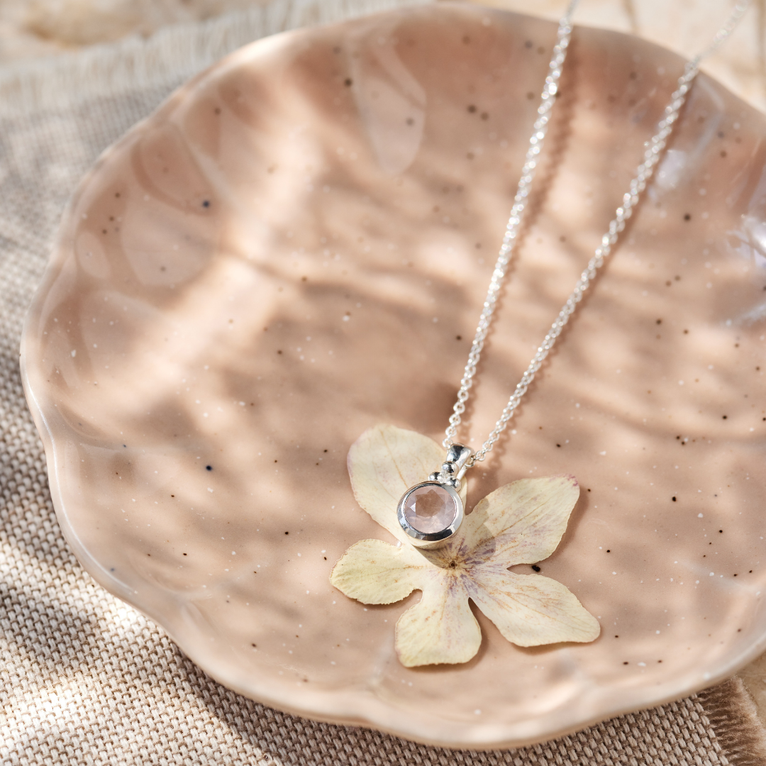 Ava Rosenquarz Charm Silber