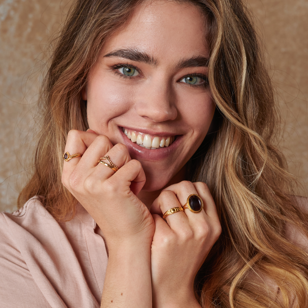 Tiara Granat Ring Golden