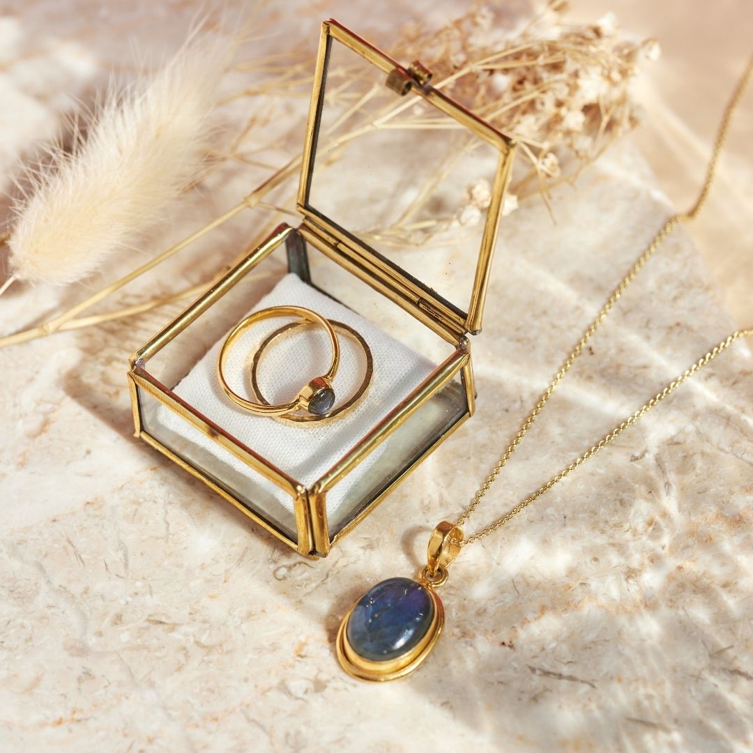 Aylin Labradorit Charm Golden