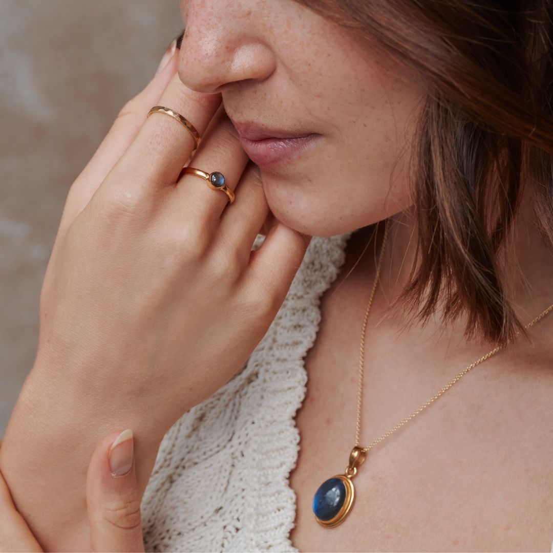 Aylin Labradorit Charm Golden