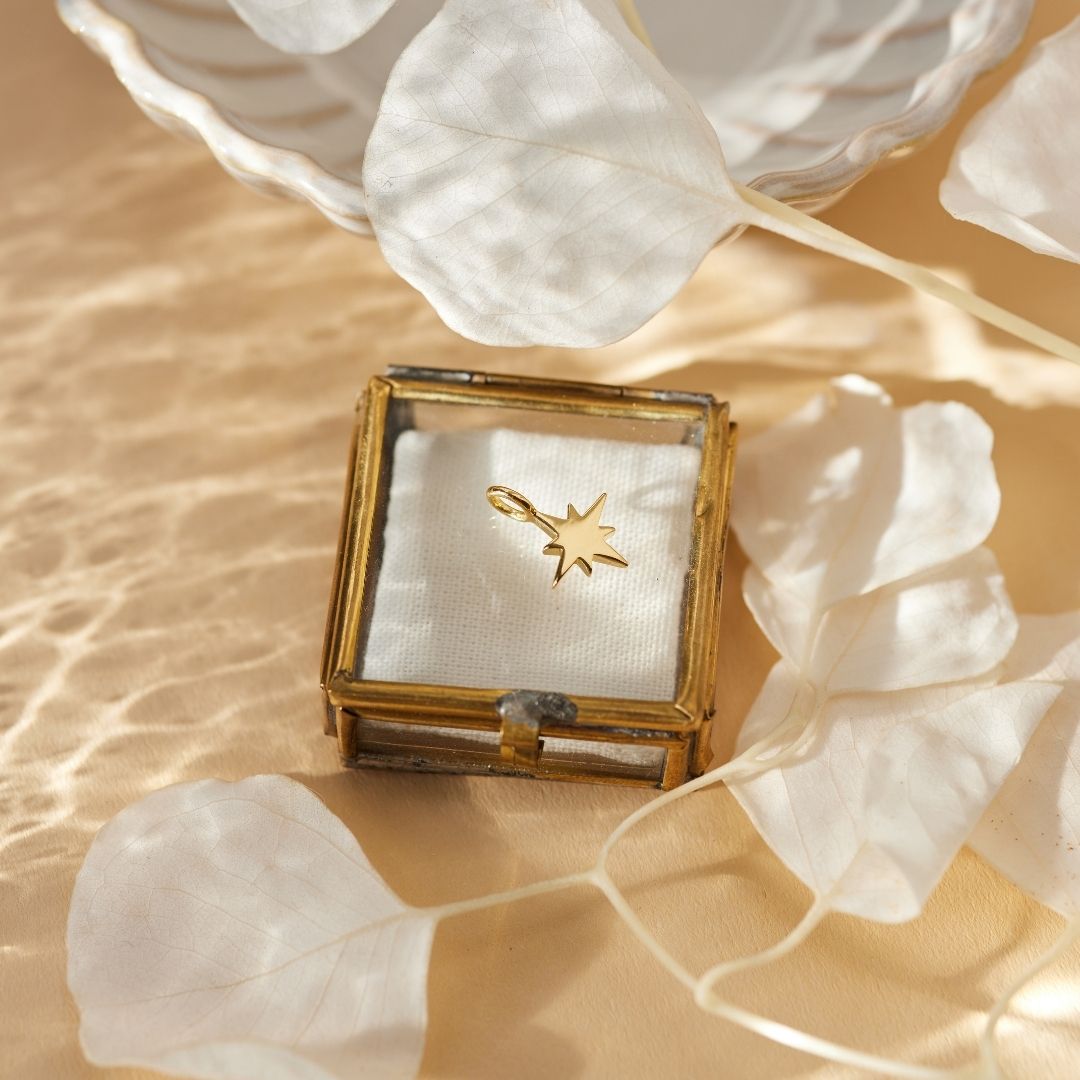 "I feel protected" Stern Charm Golden