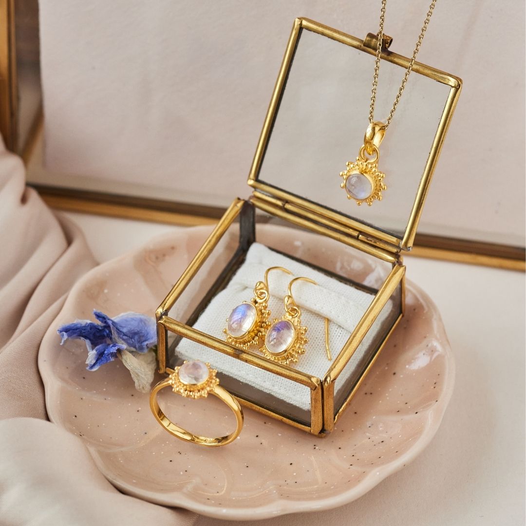 Indische Sonne Mondstein Charm Golden