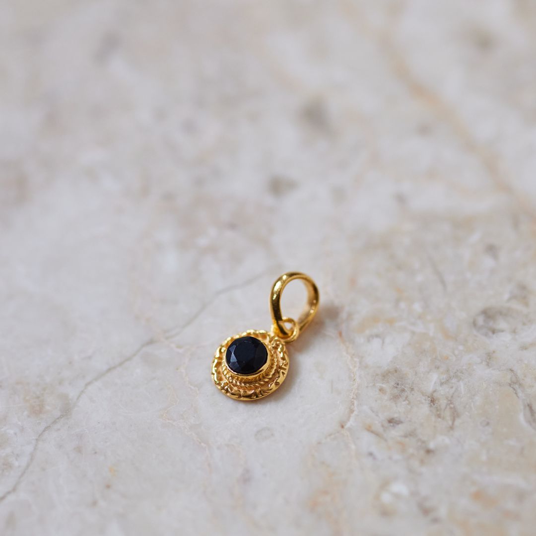 Inka Onyx Charm Golden