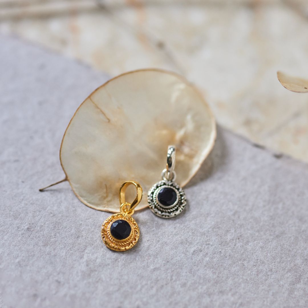 Inka Onyx Charm Golden