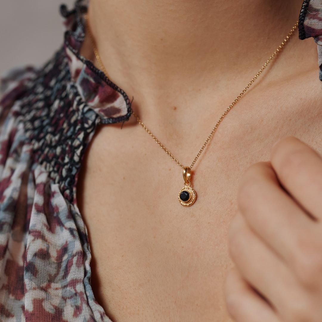 Inka Onyx Charm Golden