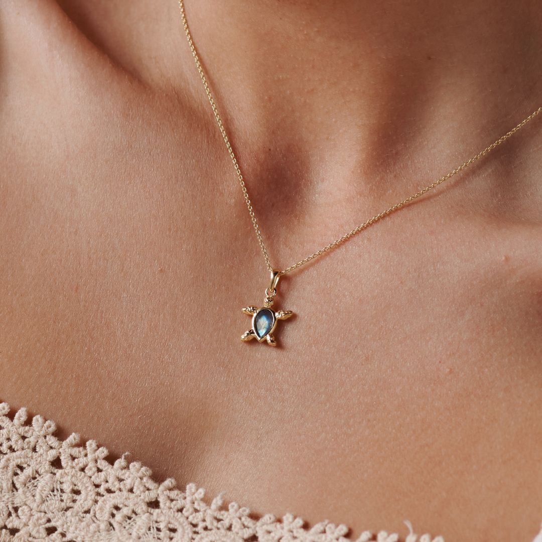 Kassiopeia Labradorit Charm Golden