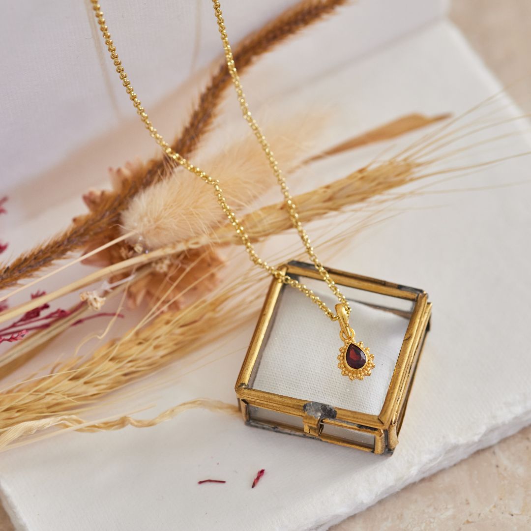 Lina Granat Charm Golden