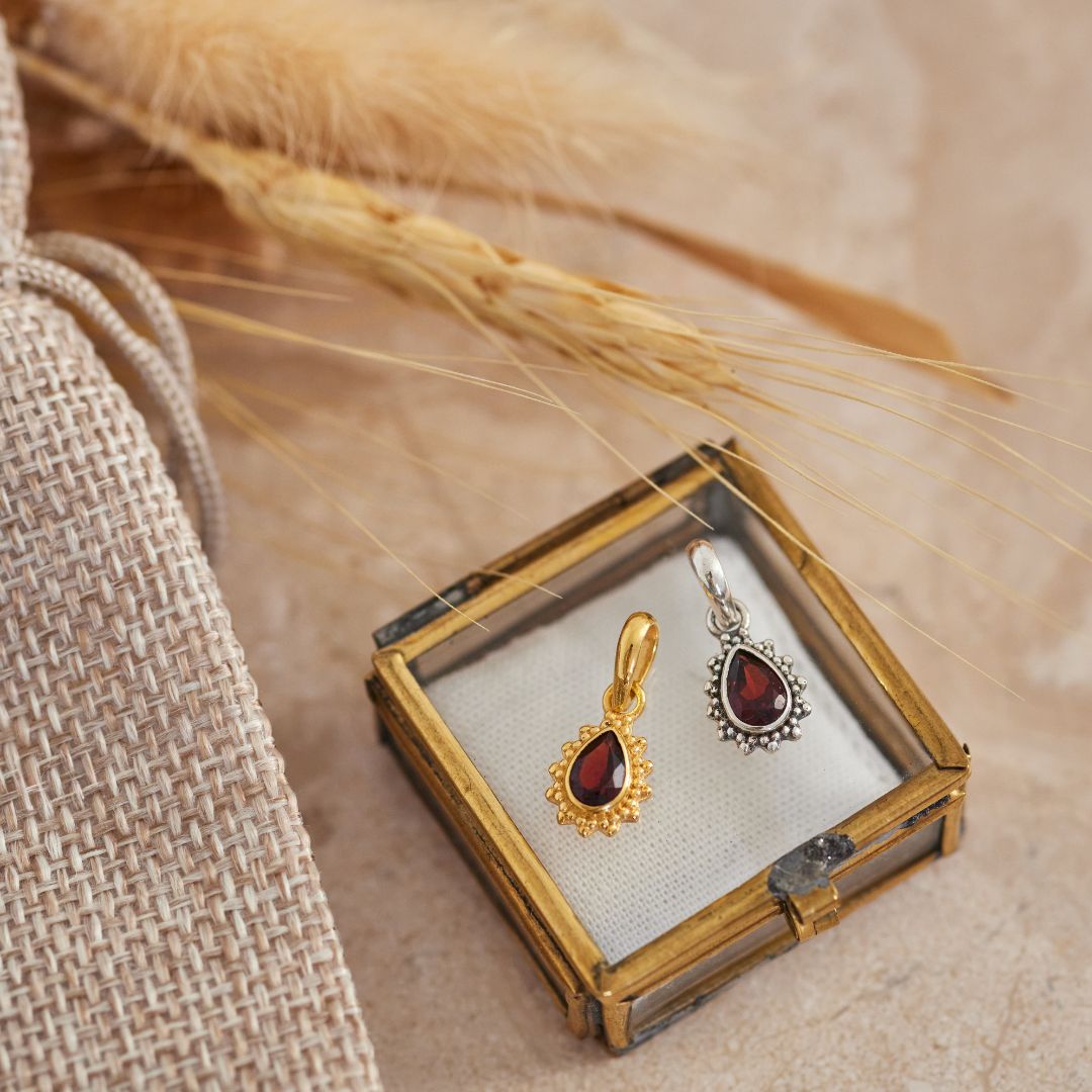 Lina Granat Charm Golden