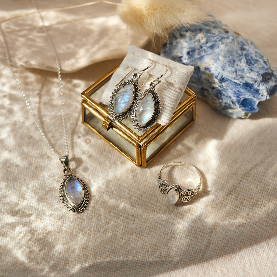 Namaste Mondstein Charm Silber