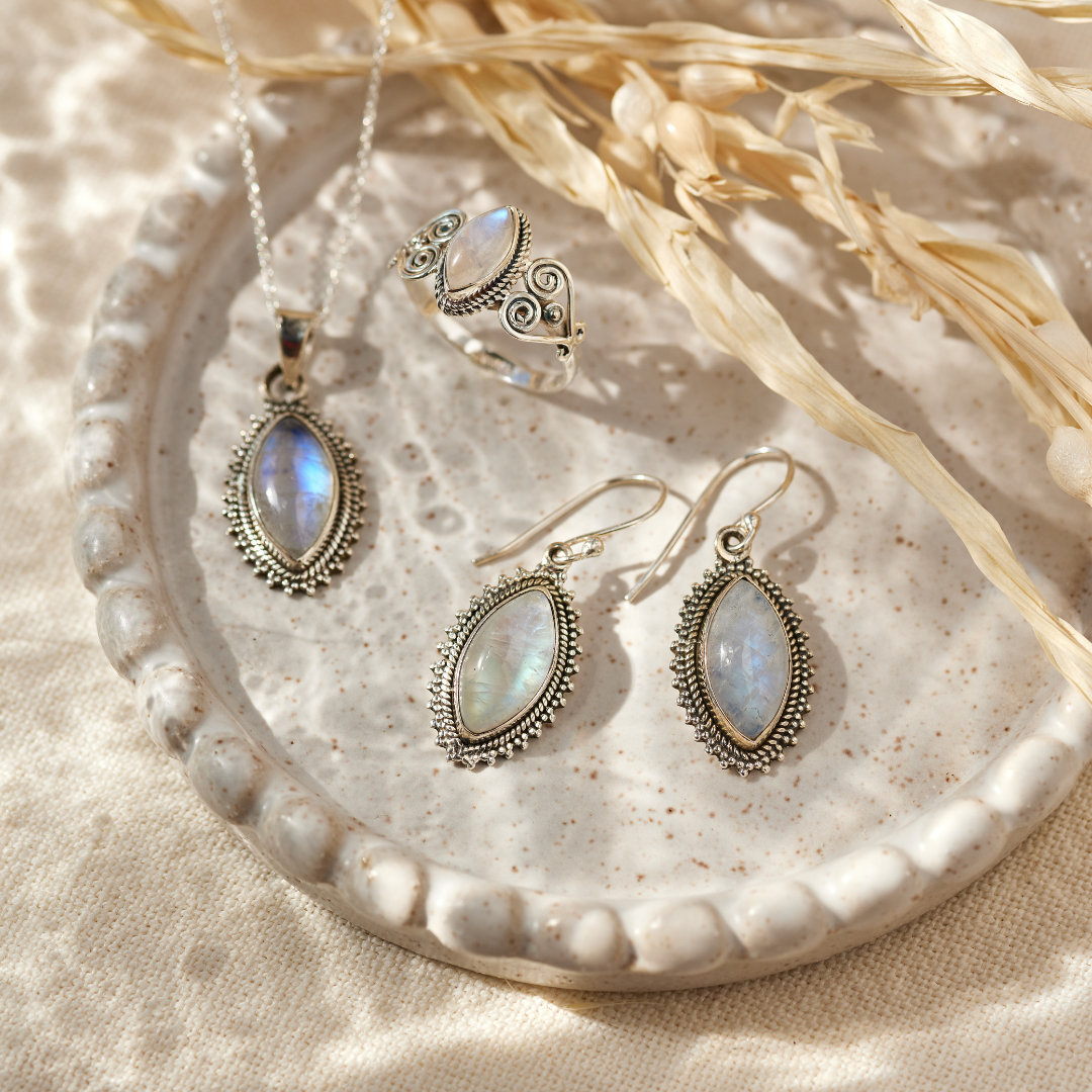 Namaste Mondstein Charm Silber