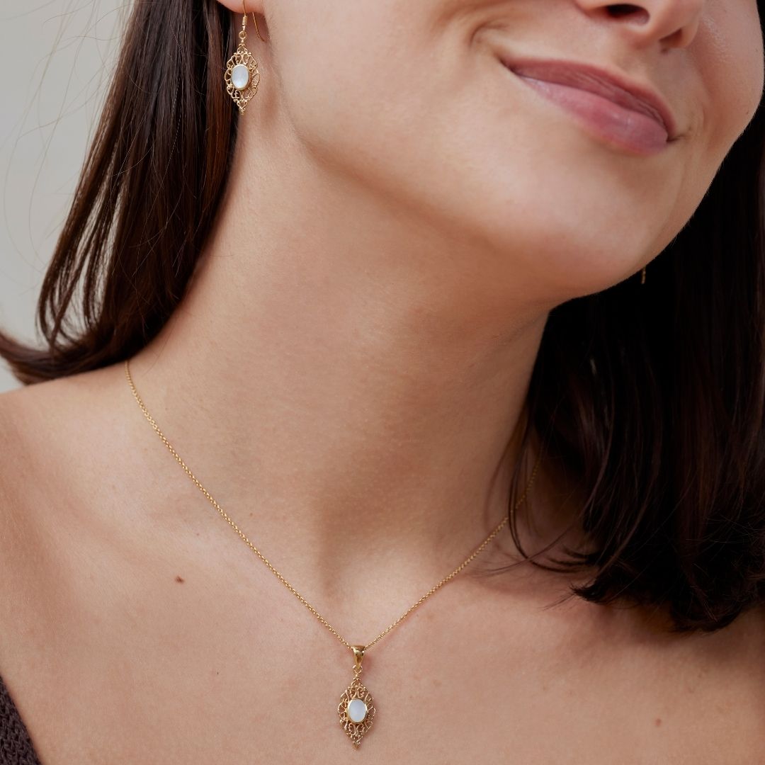 Sahara Weißes Perlmutt Charm Golden