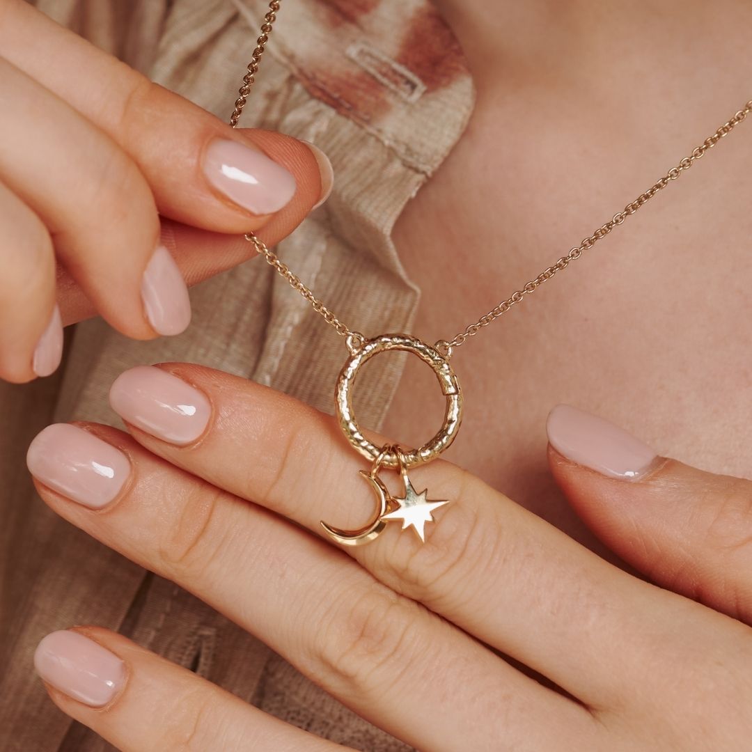 "I feel protected" Stern Charm Golden