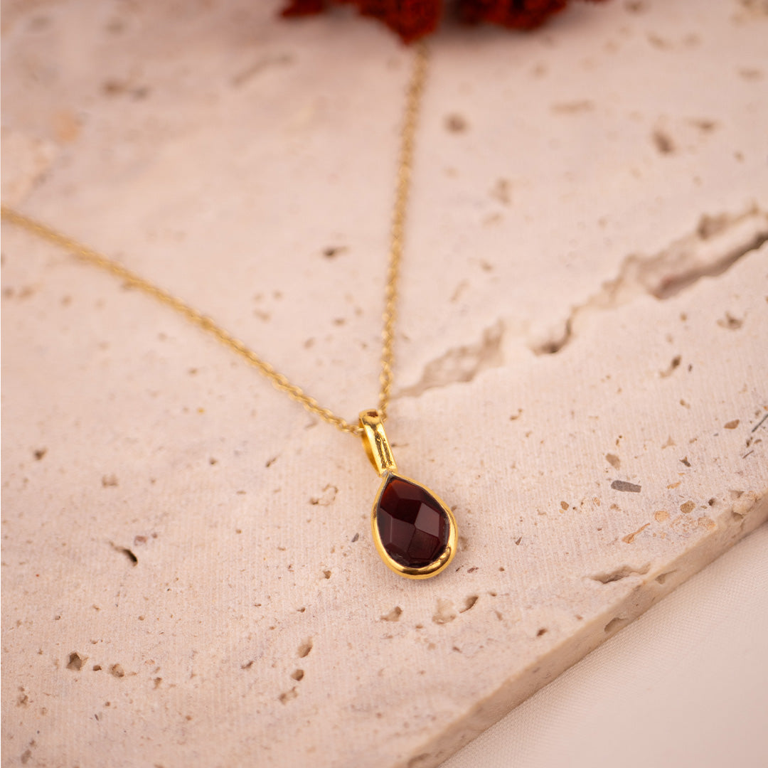 Skorpion Granat Charm Golden - Spirit of Liebs