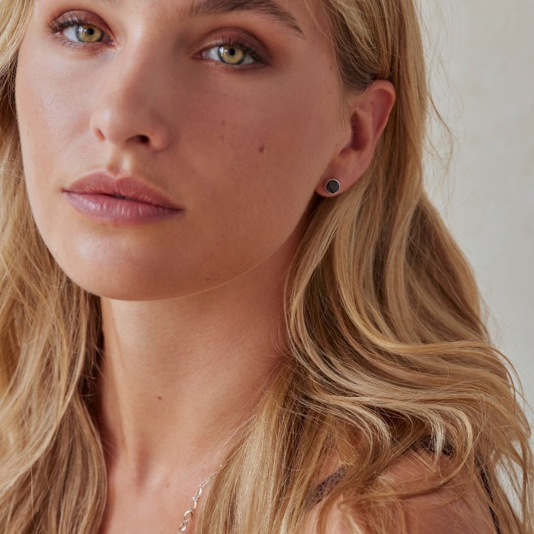 Thea Granat Ohrstecker Silber