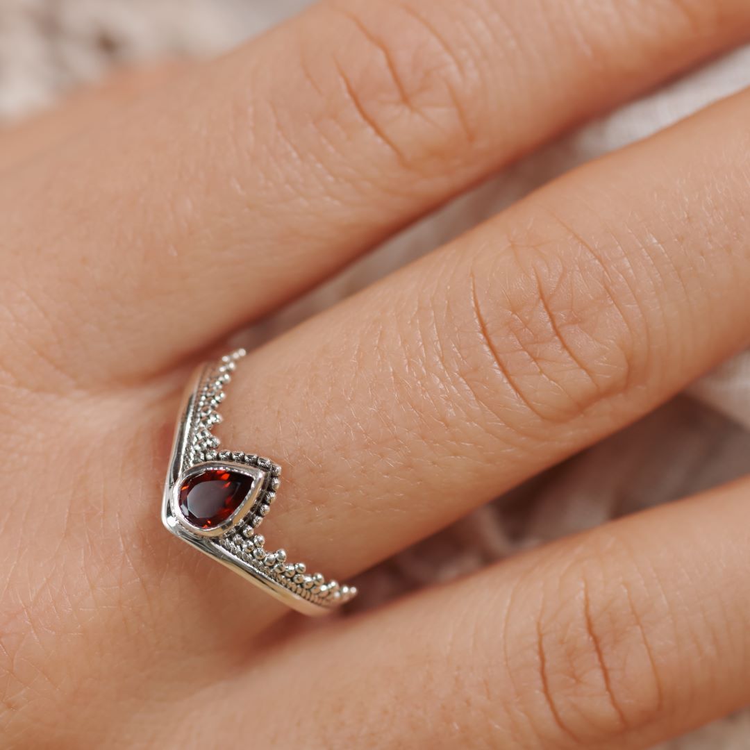Tiara Granat Ring Silber