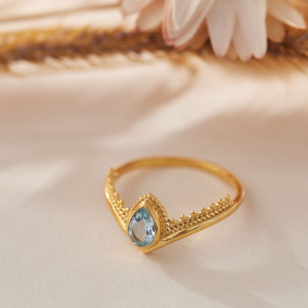 Tiara Topas Ring Golden