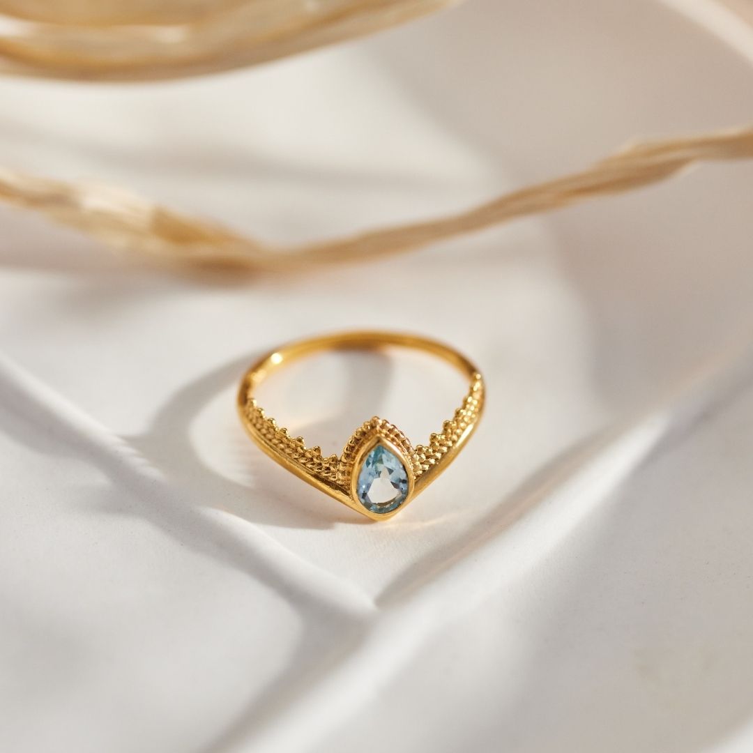 Tiara Topas Ring Golden
