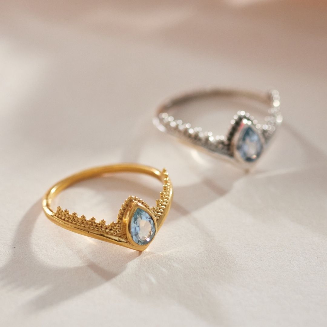 Tiara Topas Ring Golden