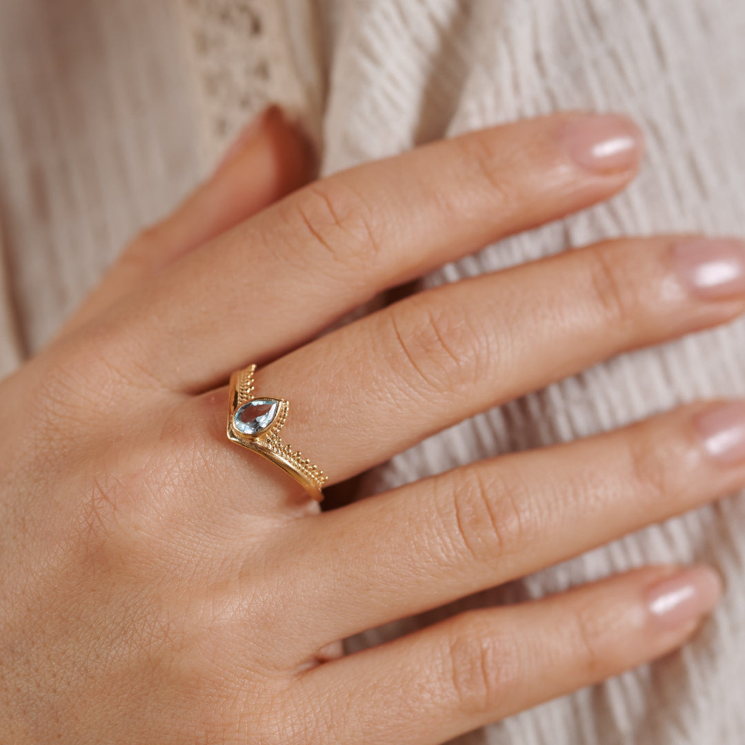 Tiara Topas Ring Golden