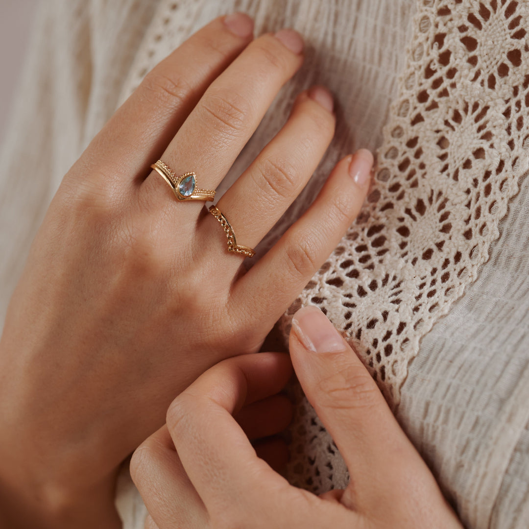 Tiara Topas Ring Golden
