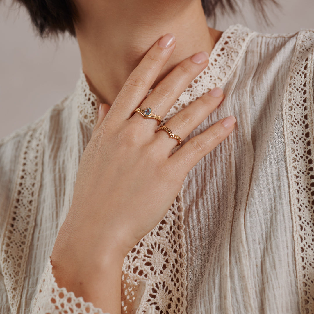 Tiara Topas Ring Golden