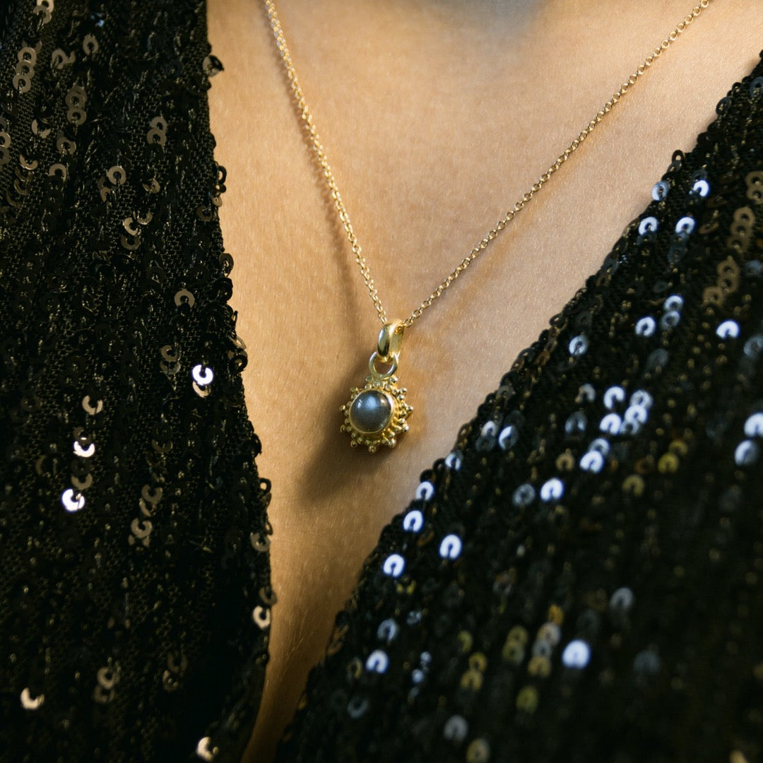 Indische Sonne Labradorit Charm Golden - Spirit of Liebs