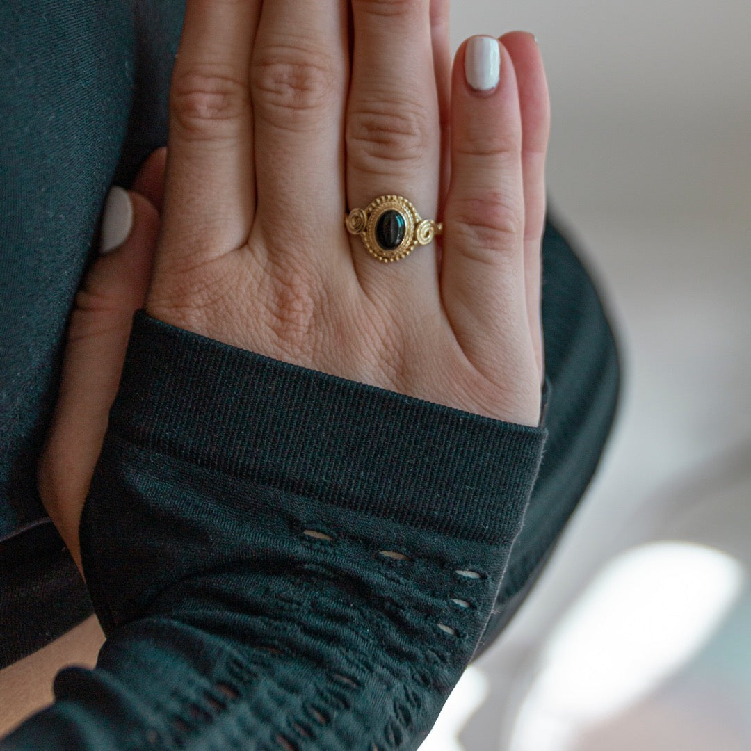 Nirmala Onyx Ring Golden - Spirit of Liebs