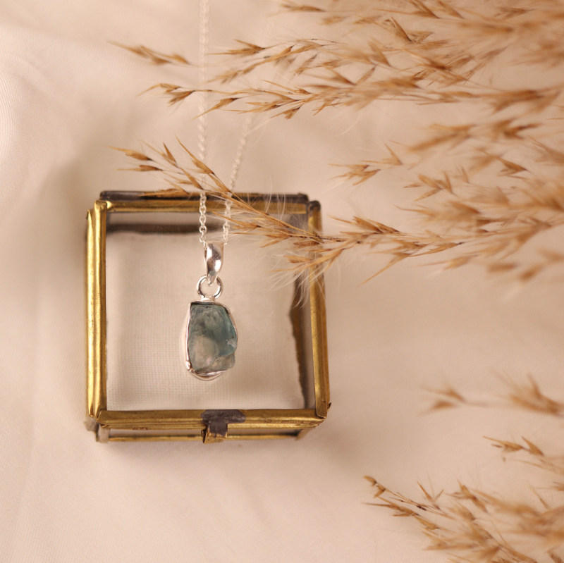 Gaia Apatit Charm Silber