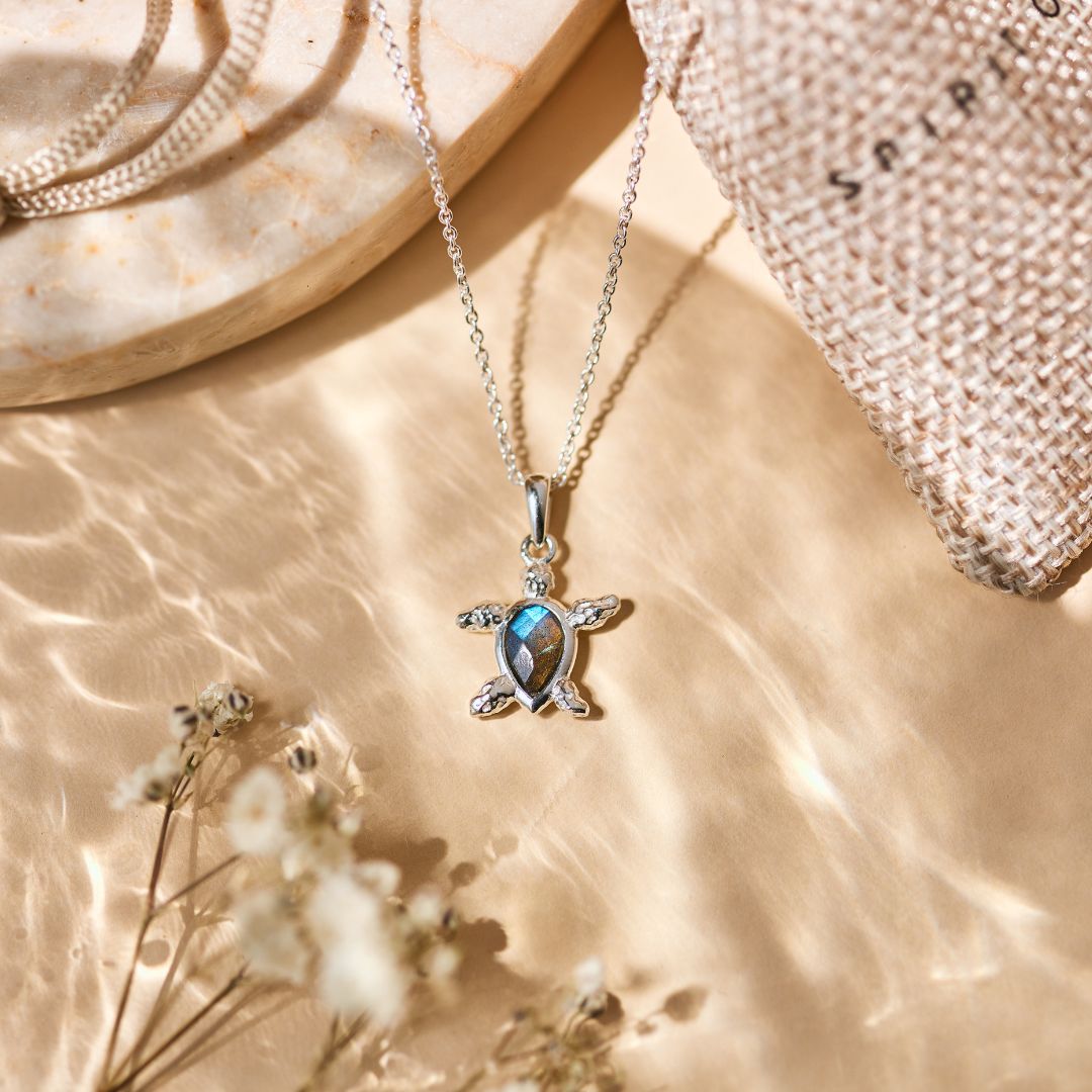 Kassiopeia Labradorit Charm Silber
