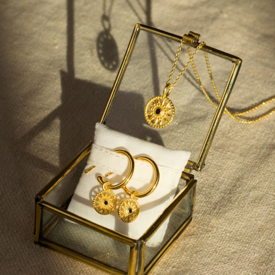 Elara Spinell Charm Golden