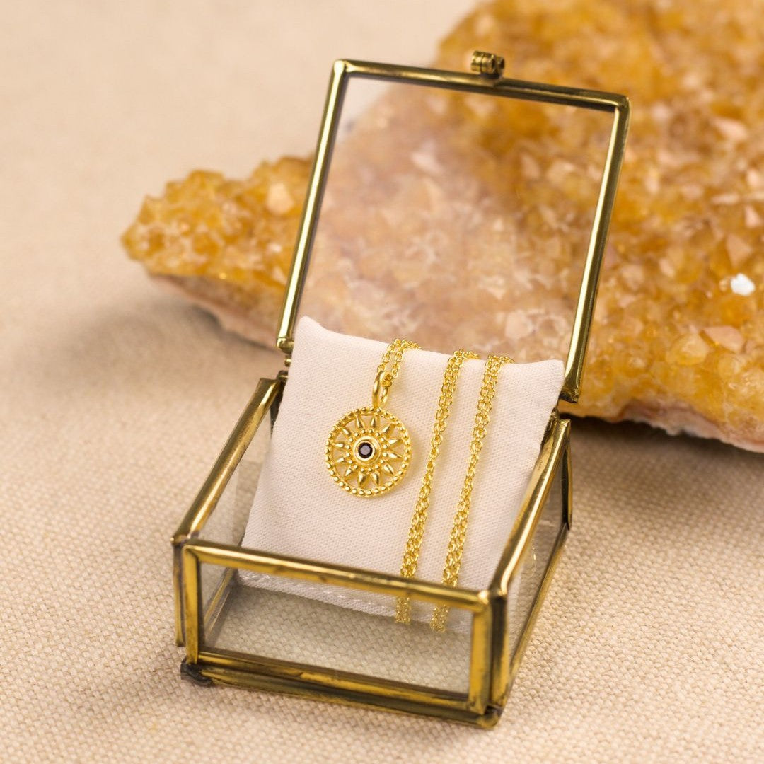 Elara Spinell Charm Golden