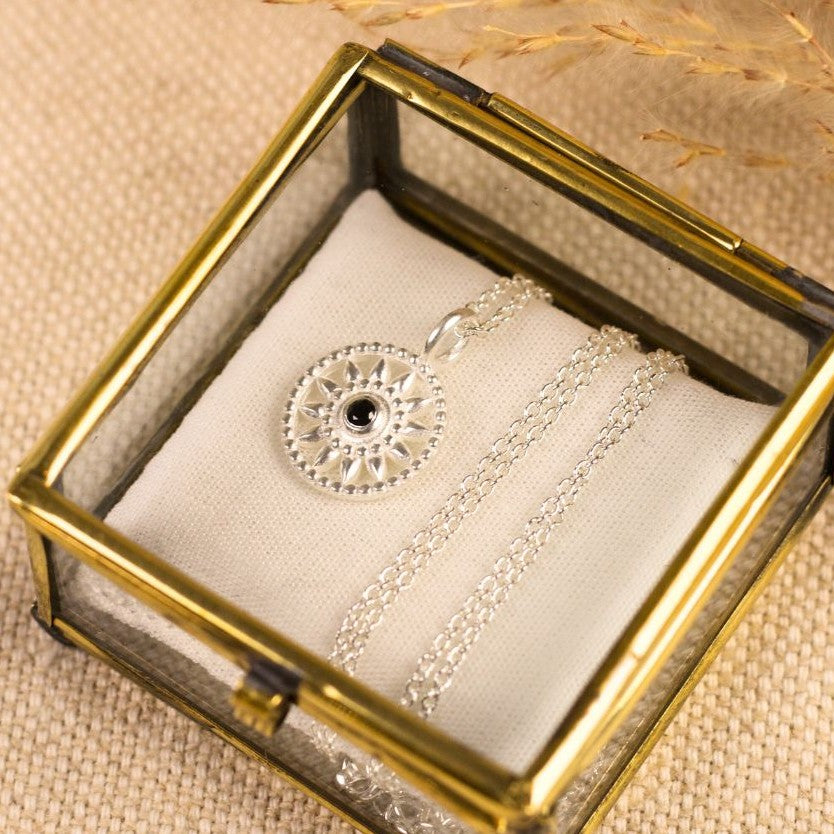 Elara Spinell Charm Silber
