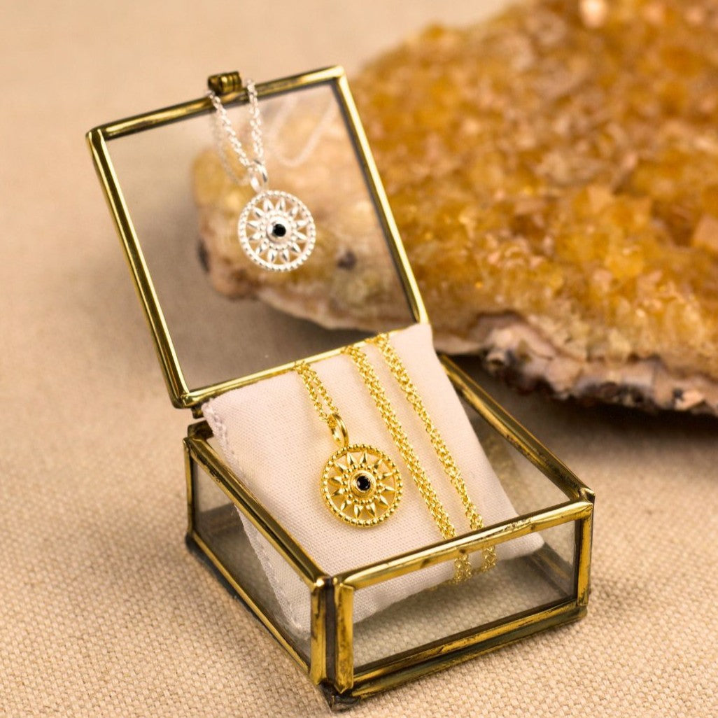 Elara Spinell Charm Golden