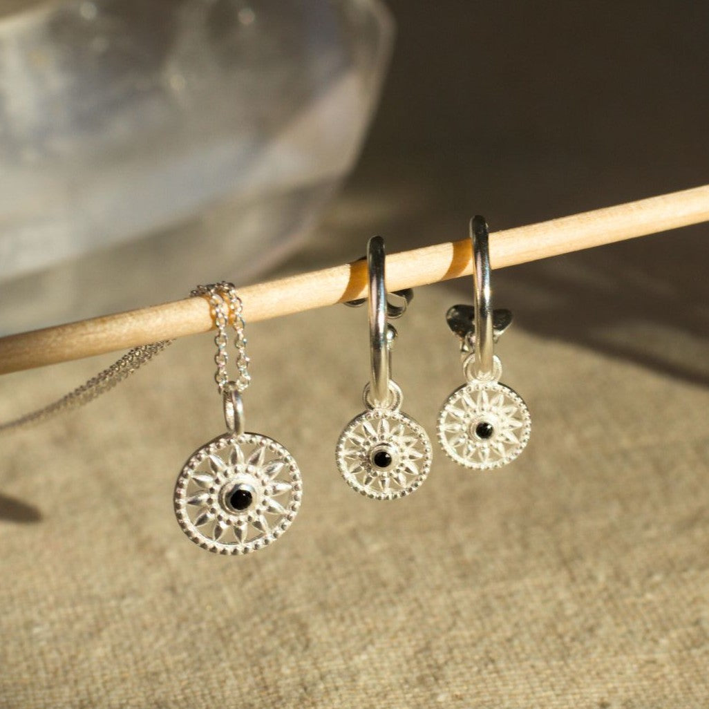 Elara Spinell Charm Silber