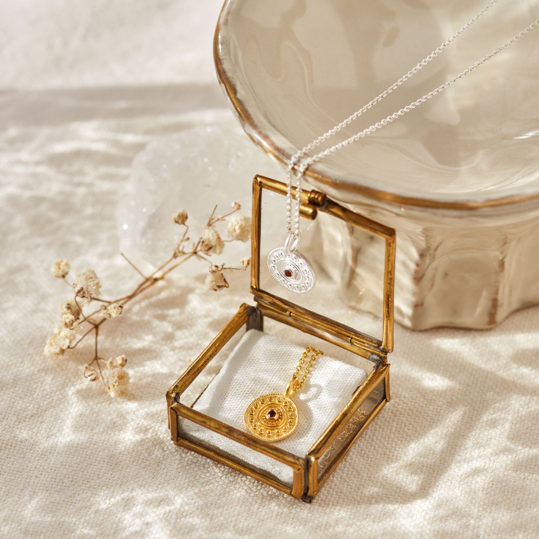 Athena Granat Charm Golden