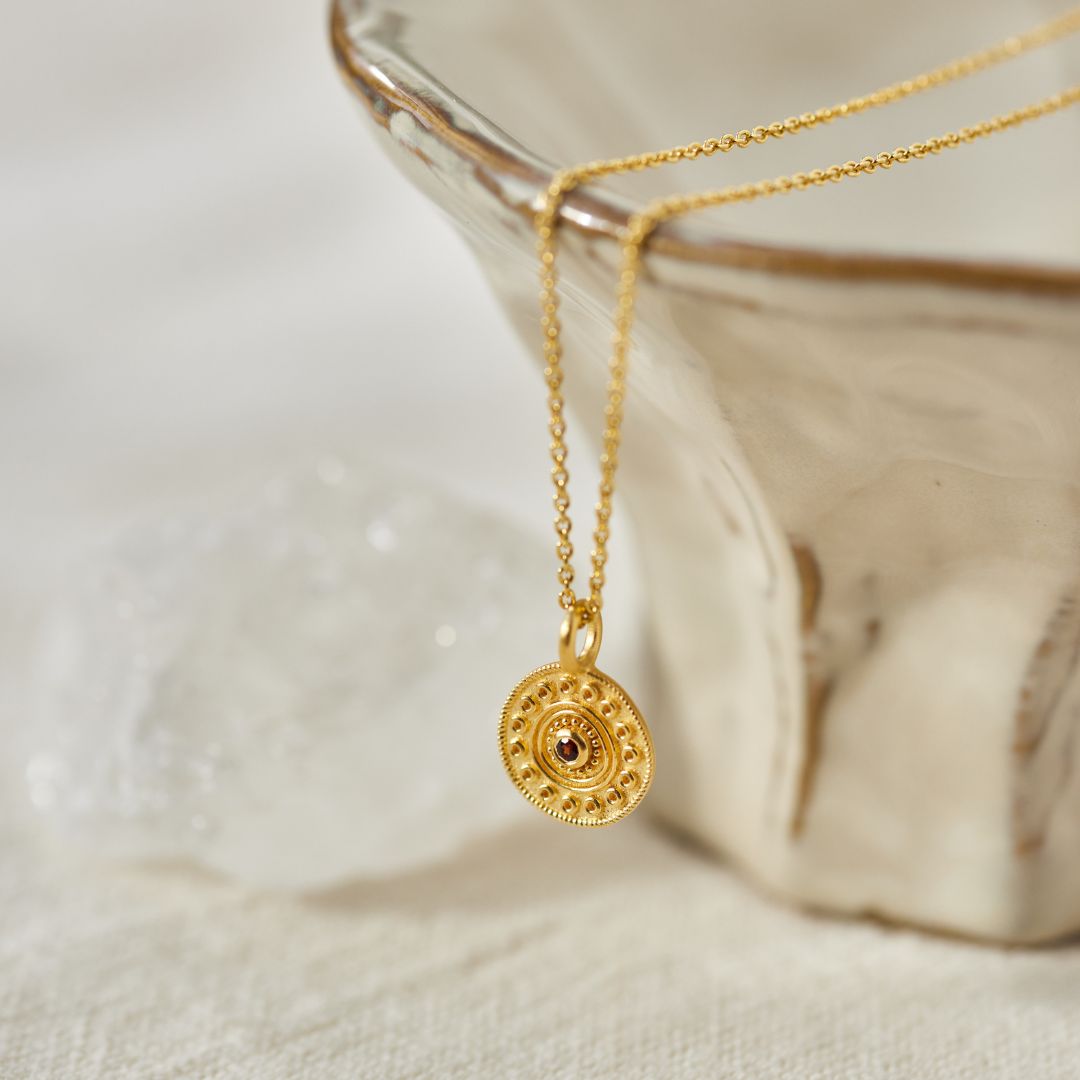 Athena Granat Charm Golden