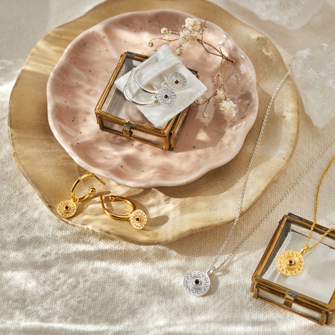 Athena Granat Charm Golden