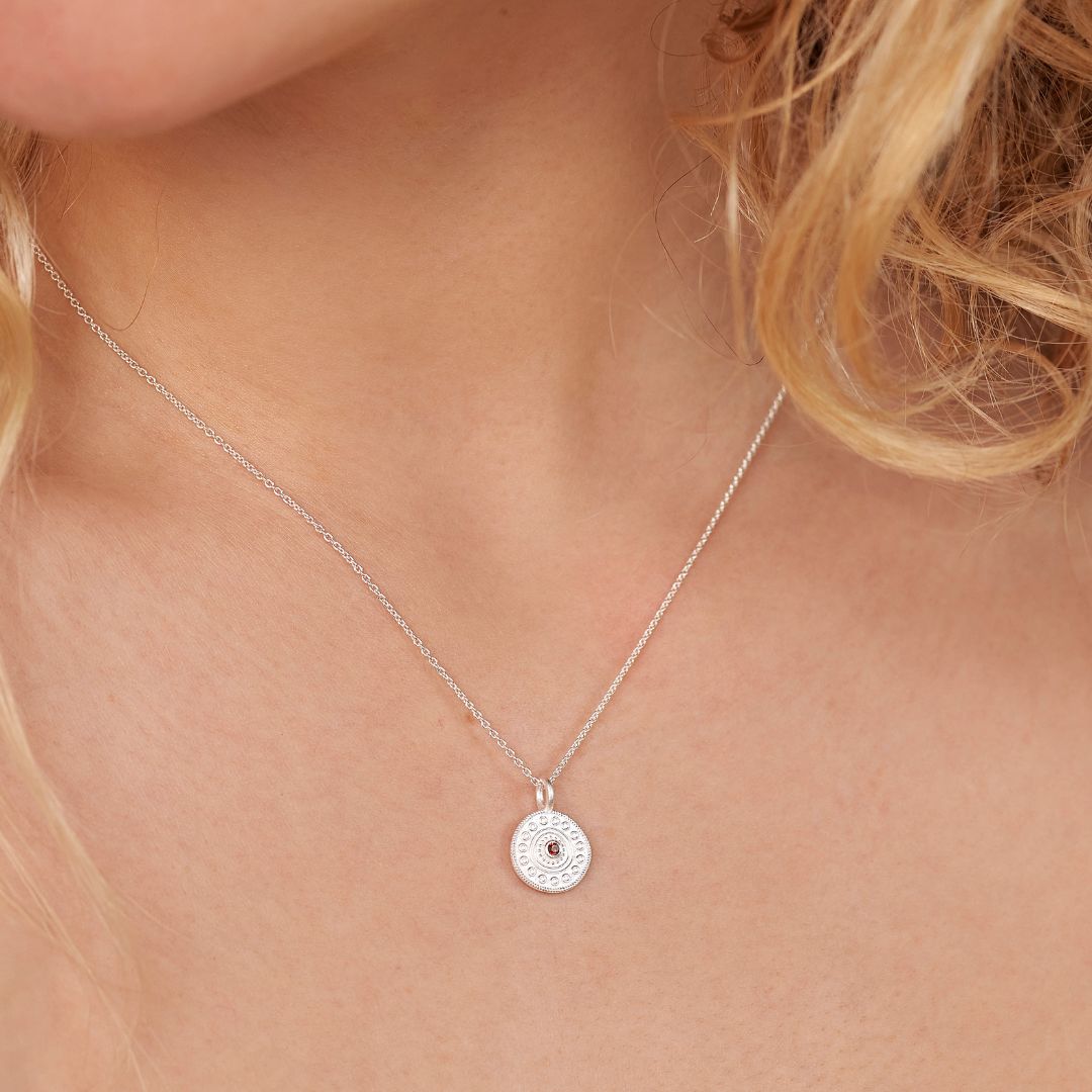 Athena Granat Charm Silber