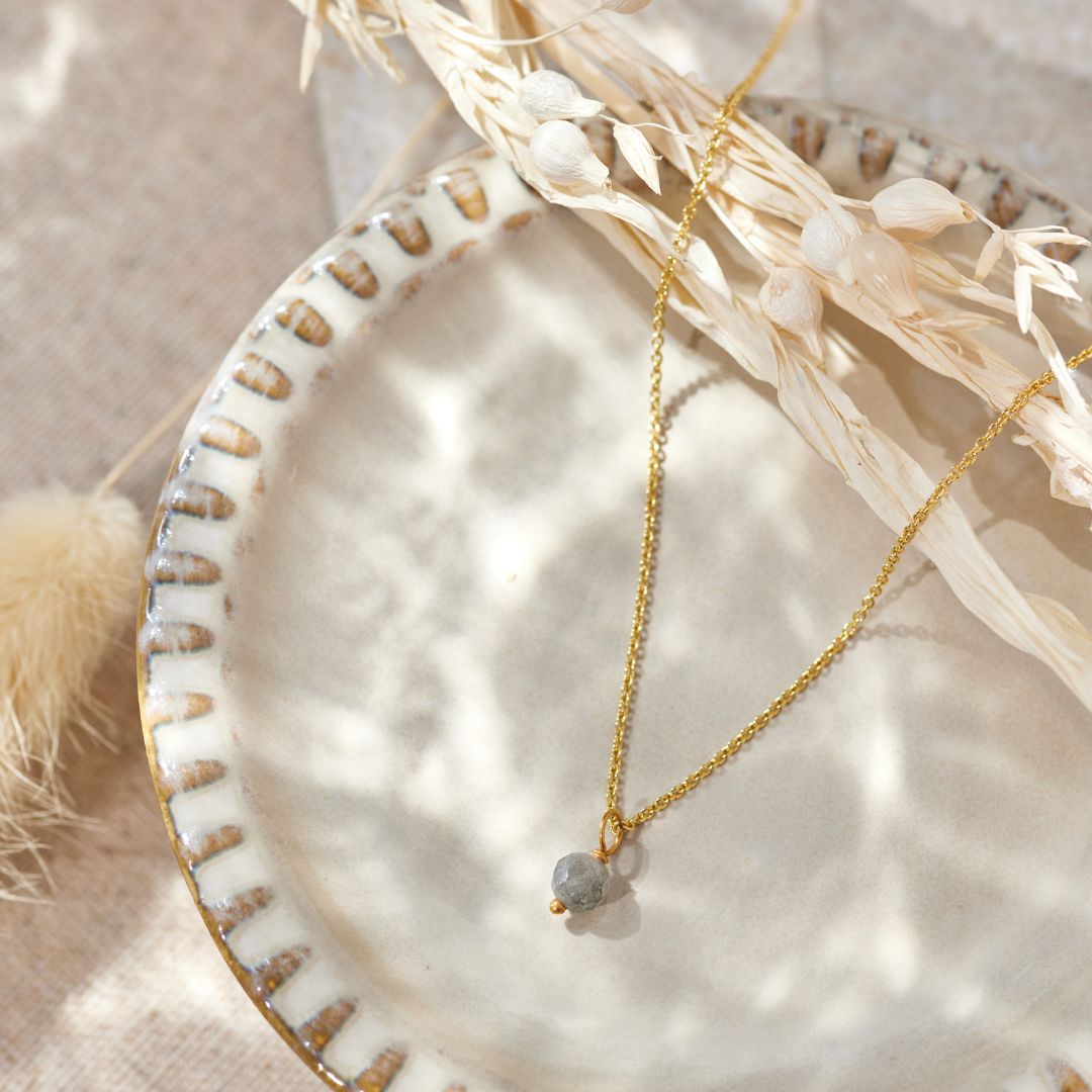 Cosmic Dot Labradorit Charm Golden