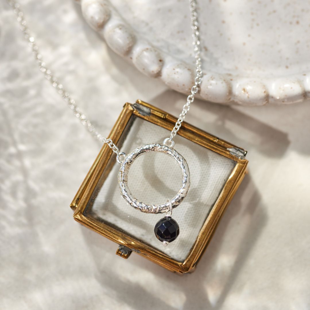 Cosmic Dot Onyx Charm Silber