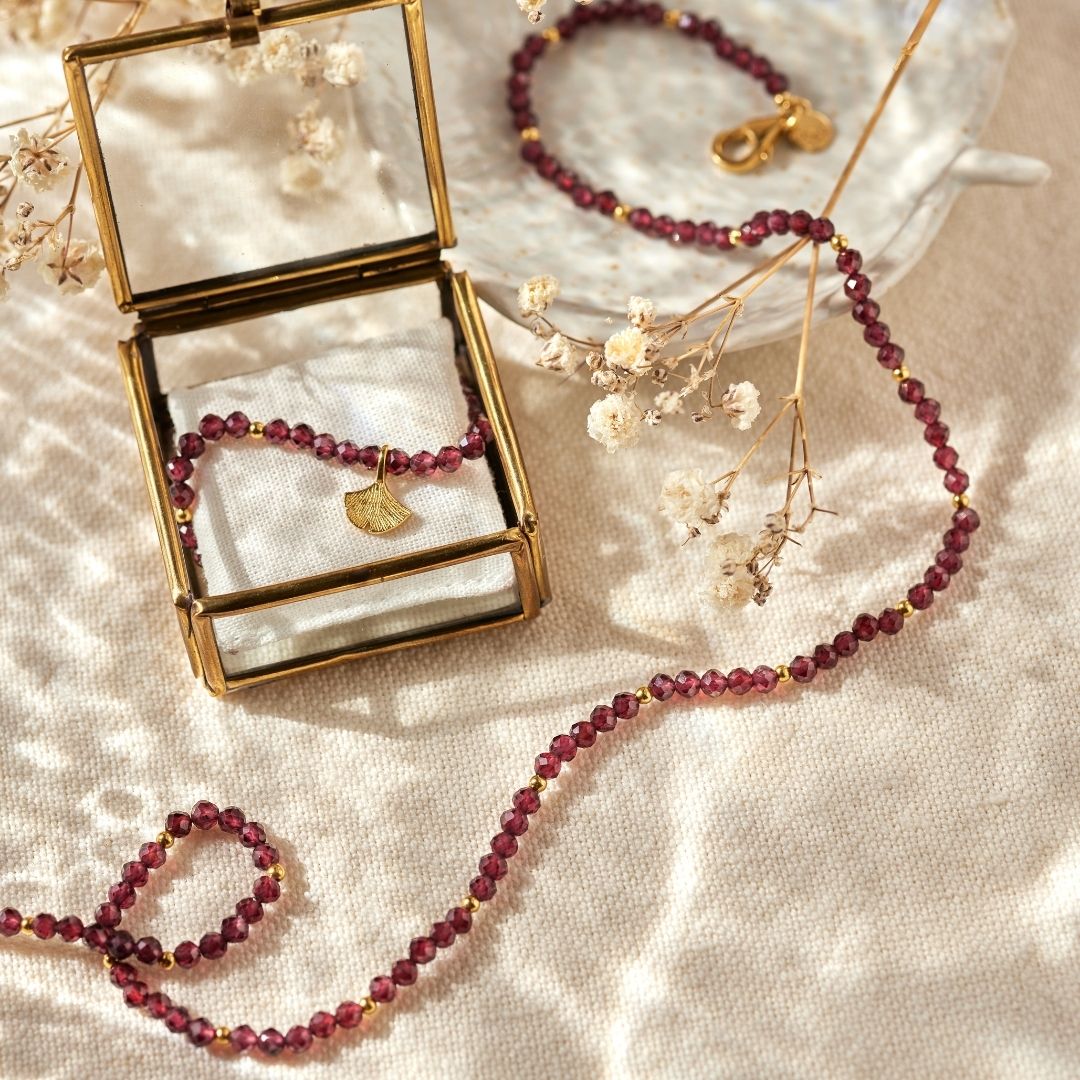 "Graceful. Grounded. Powerful" Granat Kette Golden