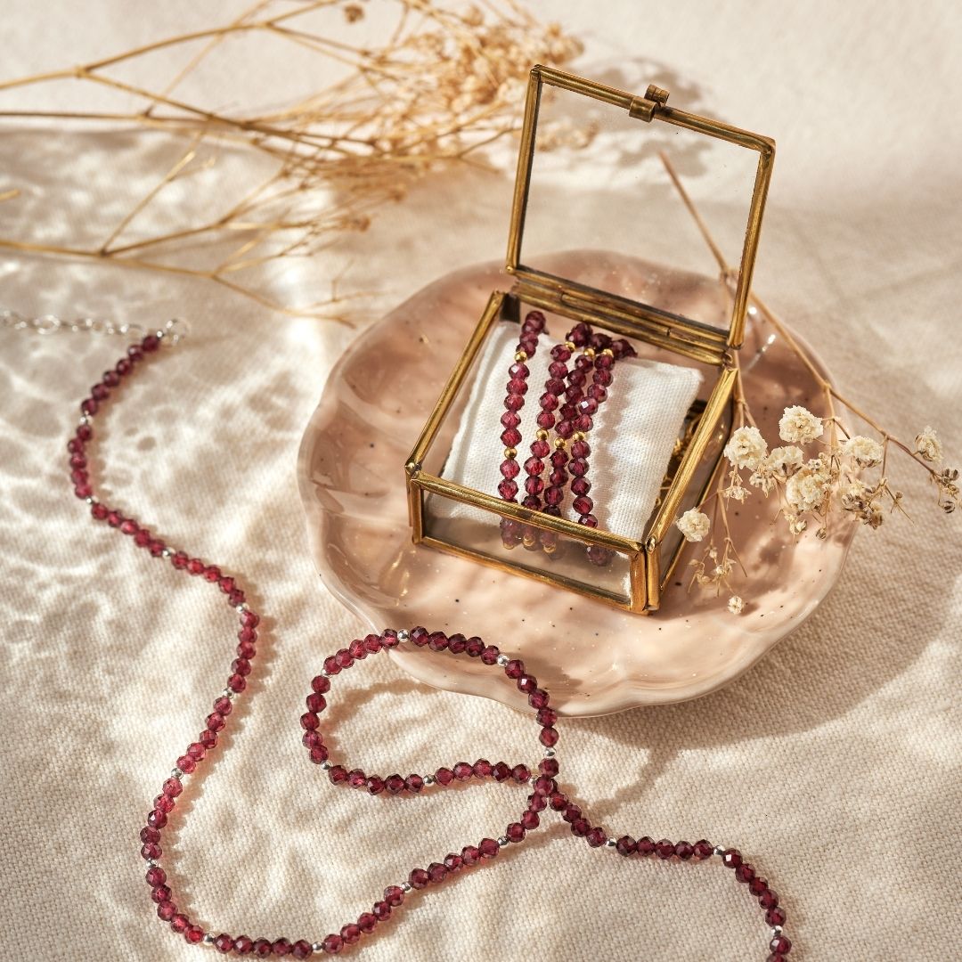 "Graceful. Grounded. Powerful" Granat Kette Golden