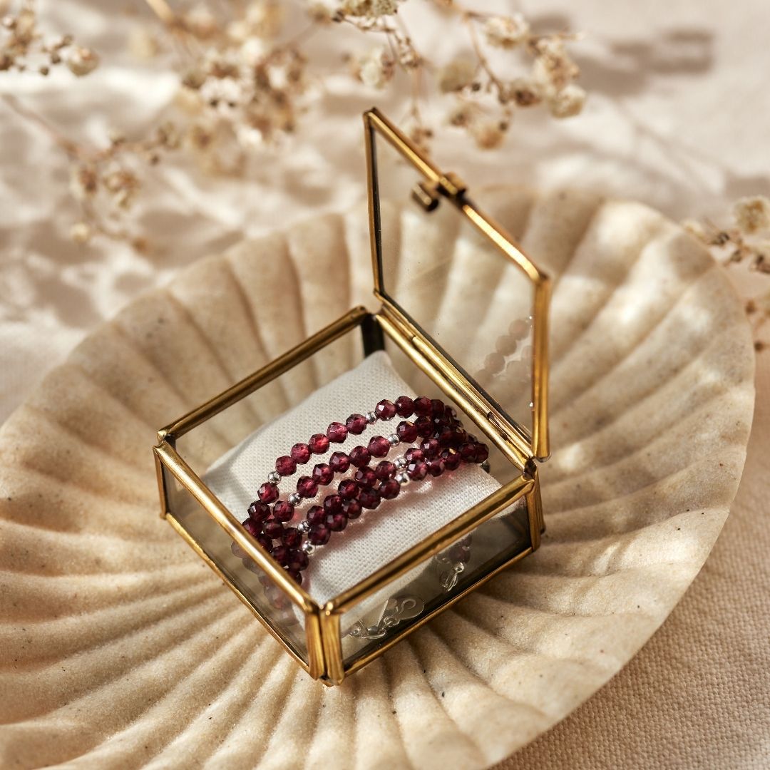 "Graceful. Grounded. Powerful" Granat Kette Silber