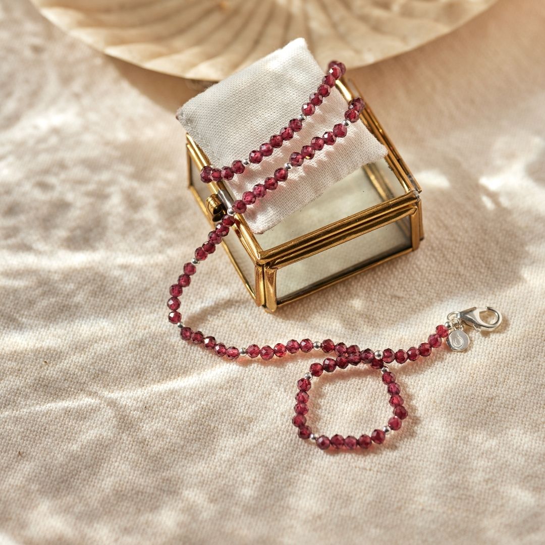 "Graceful. Grounded. Powerful" Granat Kette Silber