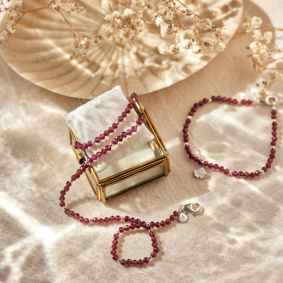 "Graceful. Grounded. Powerful" Granat Kette Silber